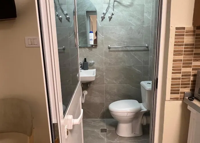 Tirana's Nest * Τίρανα